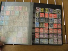 Album 32 pages avec près de 500 timbres Grande-Bretagne et 90 timbre Eire + Iles