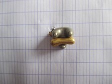 pin's  saucisse dans croc