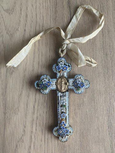 Croix dévotion ornée de - de,