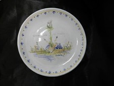Assiette en faïence signée