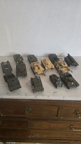 Lot véhicules militaires