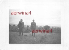 Soldats Avec MG-34 Aux Tombes Des Héros Allemands Front Est