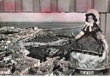 85 ILE D YEU AA#DC170 PORT JOINVILLE DOLL IN TRADITIONAL COSTUME BOATS