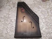 Cithare Ancienne en forme de harpe