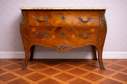 Commode galbée style - , xv
