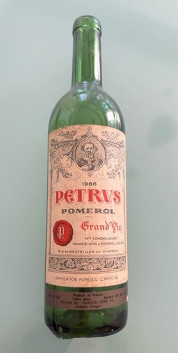 Bouteille de vin vide Petrus