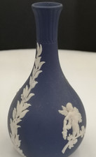 WEDGWOOD Joli petit vase à