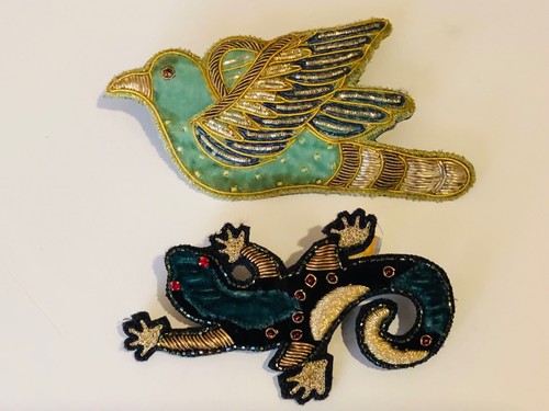 Deux belles broches brodées