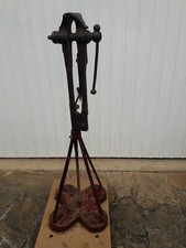 ANCIEN ETAU  DE FORGERON  AVEC PIED DE PARASOL  HAUT 105 CM