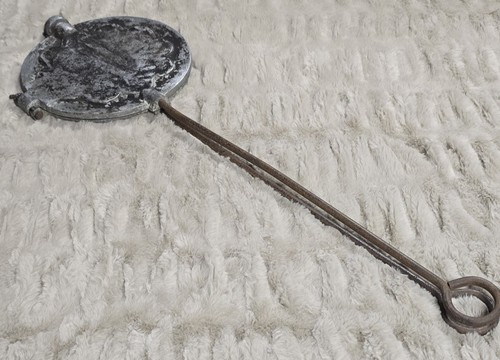 Ancien gaufrier rond fonte - en,