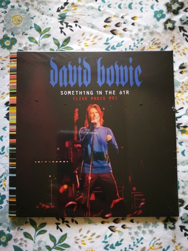 David bowie someting in the - david,