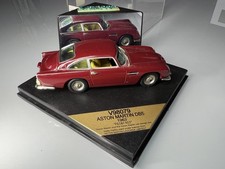 Vieille ASTON MARTIN DB5 au