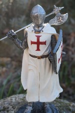 766.5554  SOLDAT  FIGURINE MEDIEVAL  TEMPLIER HACHE  CHEVALIER MOYEN  AGE 18 CM