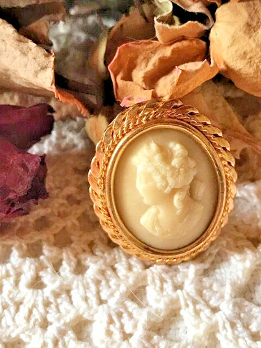 Broche ancienne camée pierre