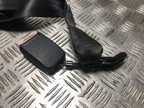 Attache ceinture arriere droit