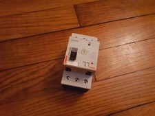 Disjoncteur moteur tripolaire LEGRAND référence 02806  1.6 / 2.5 A