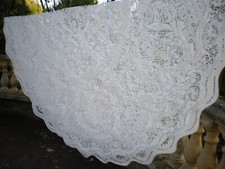 une nappe blanche en dentelle
