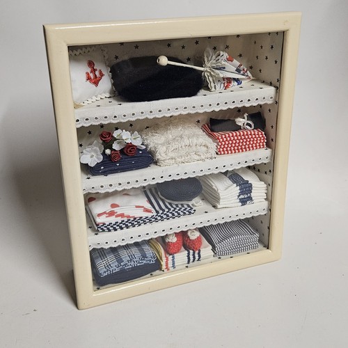 Vitrine miniature sur - , le