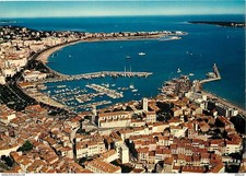 06 - Cannes - Vue panoramique. Au premier plan, le Suquet - Vue aérienne - CPM -