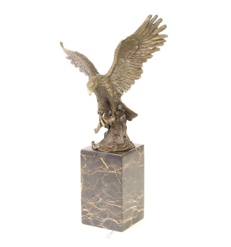 Sculpture aigle avec poisson