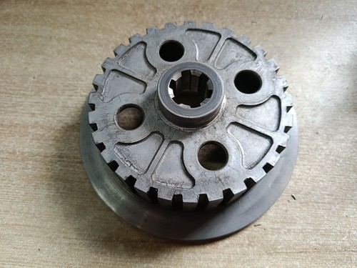 Une noix embrayage pour moto - une,