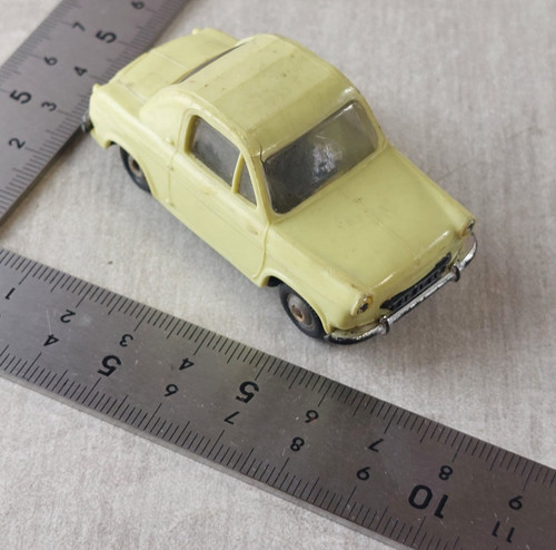 Ancienne petite voiture - , en