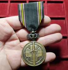 #128-9 ~ Médaille Insigne -