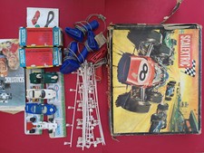 Slot car coffret Scalextric dont 6 voitures manettes rails décor transfo etc