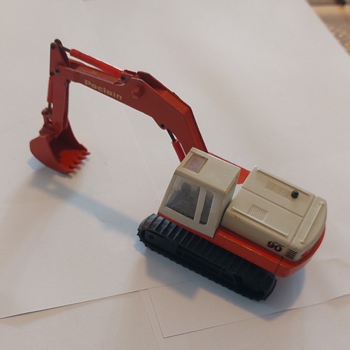 Poclain excavateur sur