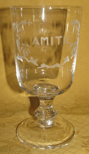 Ancien verre pied - à, gravé