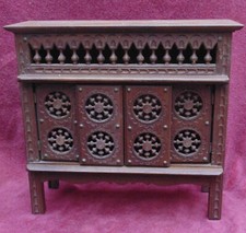 rare beautiful old master furniture Breton doll very good condition No. 2
