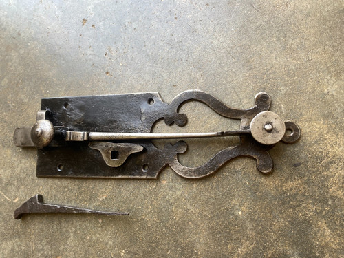 Ancienne serrure ressort en - à,