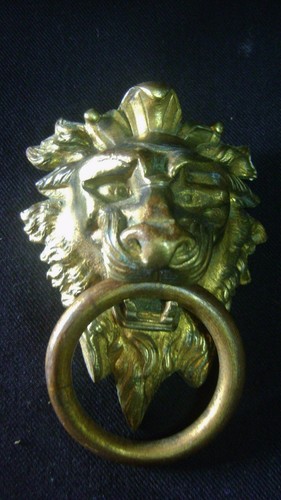 Ornementation tete lion - tete, de