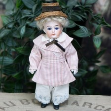 15cm old cute porcelain pocket doll, attrib. à Simon & Halbig