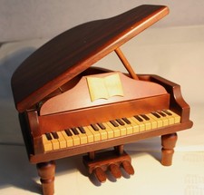 PIANO A QUEUE DECORATION, BOIS EXOTIQUE. LARGEUR  23 cm