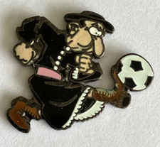 106 - Pin's comic book SPIROU - L'ABBE LANGELUSSE plays FOOTBALL