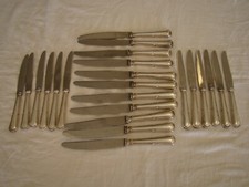 Signés G Vivier, 23 couteaux