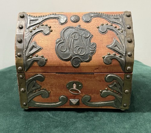 Ancien coffre style gothique - ancien,