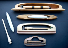 Lot de 4 anciennes navettes de métier à tisser en bois massif et fer + canette