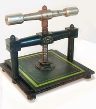 ANCIEN  PRESSE A RELIER DE