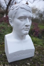 RE0282   FIGURINE STATUETTE