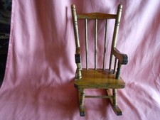 Rocking-chair en bois vernissé avec Poupée