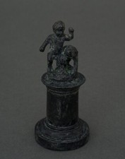 Bronze à l'Antique Jeune enfant à la louve sur pied douche XVIe M1423