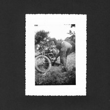 Homme bricole moto - Photo