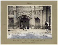 Persia, one of the gates of&#039;access of the Imperial Bank of Persia, in front of 
