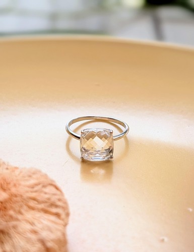 Bague blanc centrée un - bague, d'un