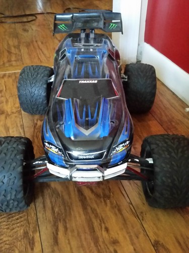 Traxxas revo 8 - e-revo, monster