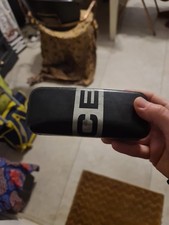 1 Etui à lunettes Police