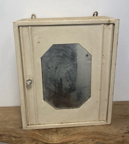 Petite armoire métallique