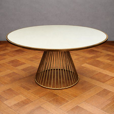 Table en acier doré – Dans